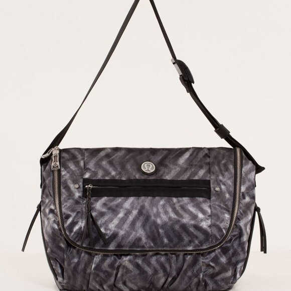 Lululemon Yoga Moto Messenger Bag Blazer Print (Black & Grey Chevron) - EUC! - Picture 2 of 15